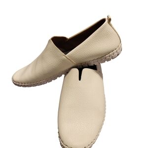 💥 REDUCED TONIGHT 💥Cream Loafers with Slip-On Design